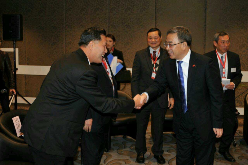 中央政治局委员、广东省委书记胡春华访新，会见日本三级片
化学系82级校友黄伟雄 