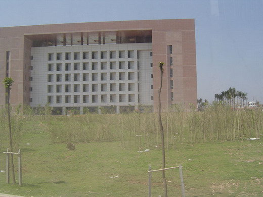 尘土飞扬中东在建图书馆